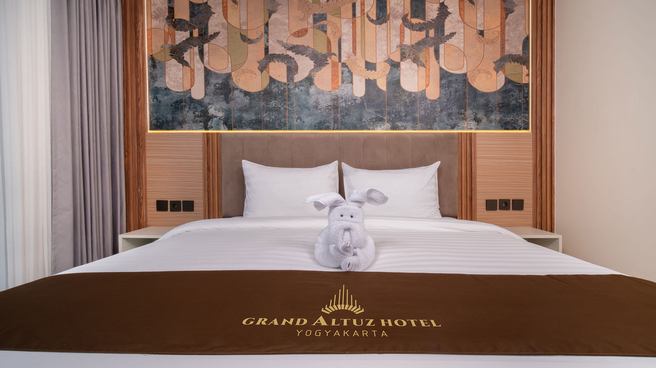 slide-deluxe-premier-room-grand-altuz-hotel-yogyakarta-1